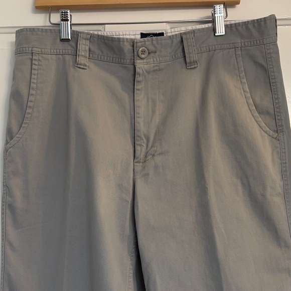 Men's Classic Straight-Fit Gray Shorts - Picture 2 of 4